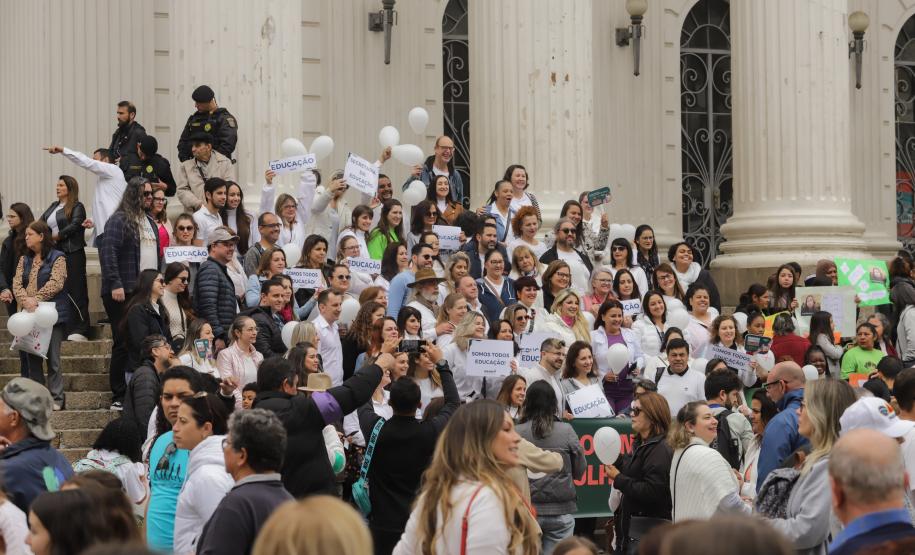 Caminhada reúne milhares de pessoas no Dia Estadual de Combate ao Feminicídio
