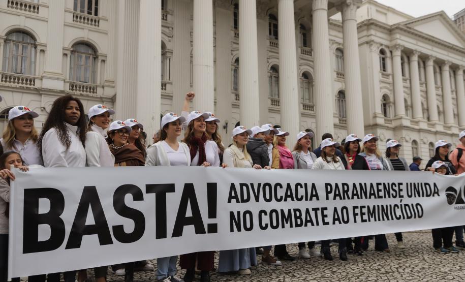 Caminhada reúne milhares de pessoas no Dia Estadual de Combate ao Feminicídio