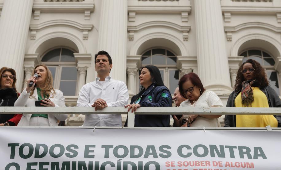 Caminhada reúne milhares de pessoas no Dia Estadual de Combate ao Feminicídio