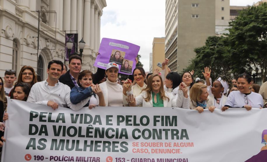 Caminhada reúne milhares de pessoas no Dia Estadual de Combate ao Feminicídio