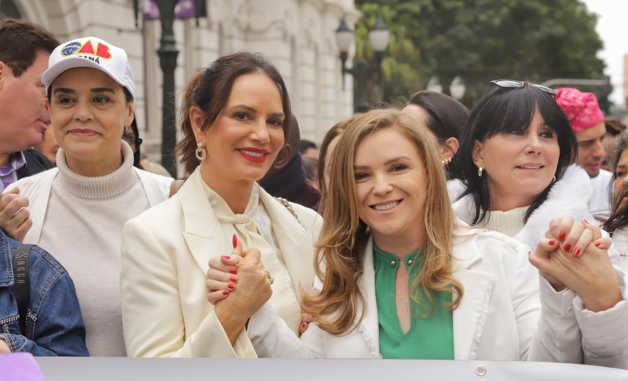 Caminhada reúne milhares de pessoas no Dia Estadual de Combate ao Feminicídio