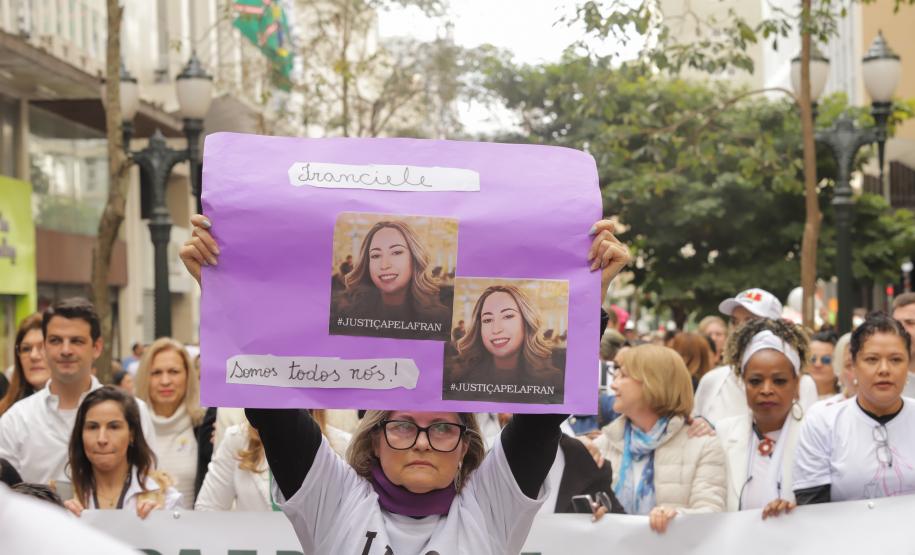 Caminhada reúne milhares de pessoas no Dia Estadual de Combate ao Feminicídio