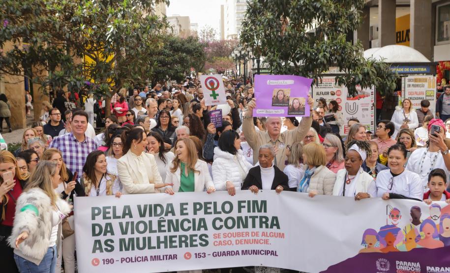 Caminhada reúne milhares de pessoas no Dia Estadual de Combate ao Feminicídio