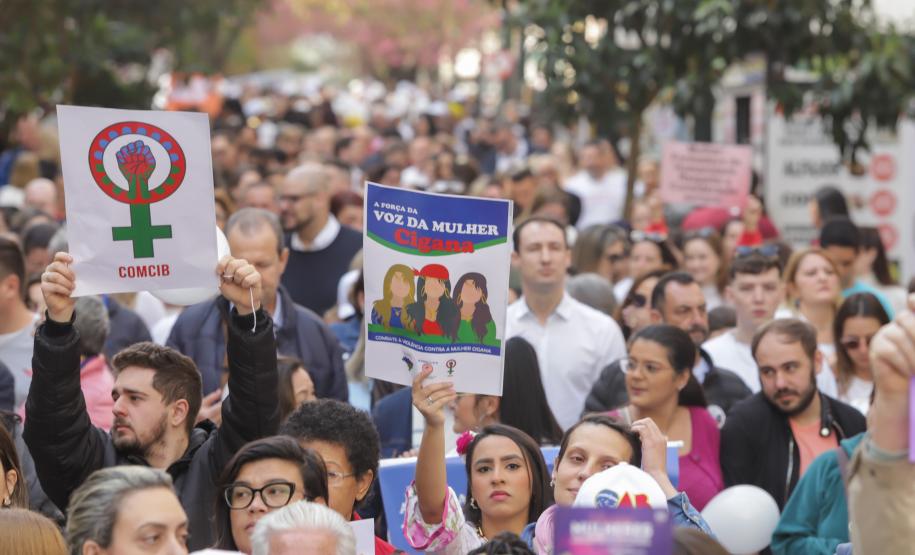 Caminhada reúne milhares de pessoas no Dia Estadual de Combate ao Feminicídio