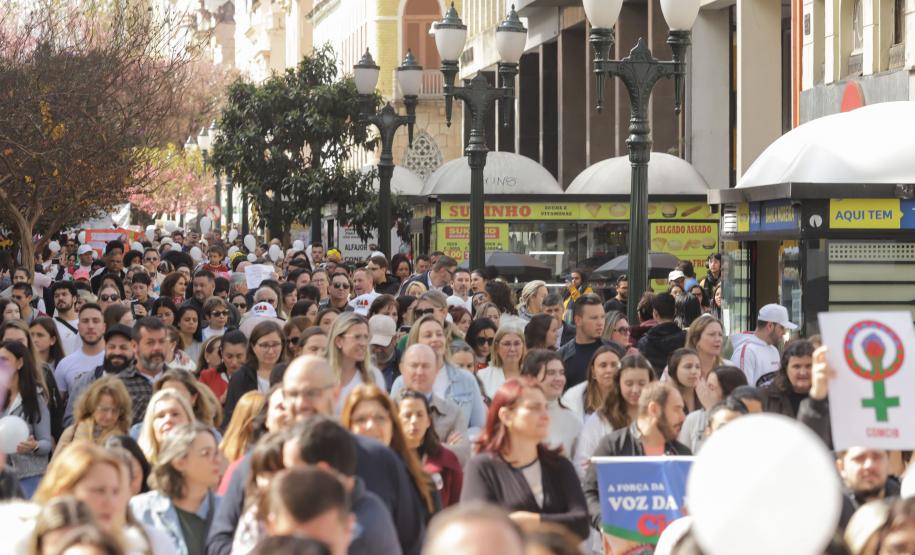 Caminhada reúne milhares de pessoas no Dia Estadual de Combate ao Feminicídio