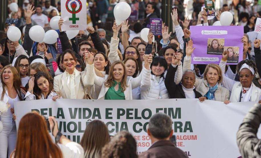 Caminhada reúne milhares de pessoas no Dia Estadual de Combate ao Feminicídio