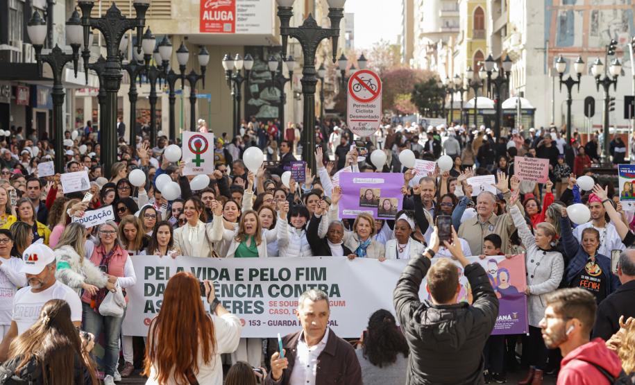 Caminhada reúne milhares de pessoas no Dia Estadual de Combate ao Feminicídio