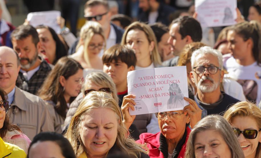 Caminhada reúne milhares de pessoas no Dia Estadual de Combate ao Feminicídio