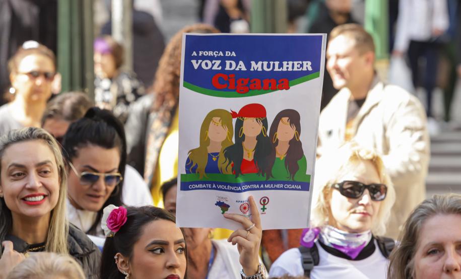 Caminhada reúne milhares de pessoas no Dia Estadual de Combate ao Feminicídio