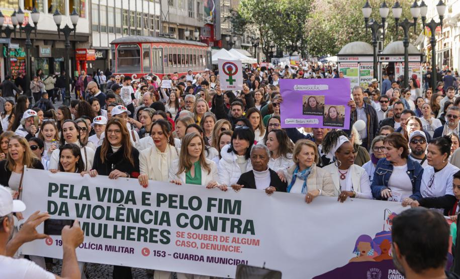 Caminhada reúne milhares de pessoas no Dia Estadual de Combate ao Feminicídio