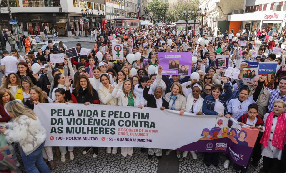 Caminhada reúne milhares de pessoas no Dia Estadual de Combate ao Feminicídio