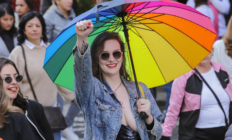 Caminhada reúne milhares de pessoas no Dia Estadual de Combate ao Feminicídio