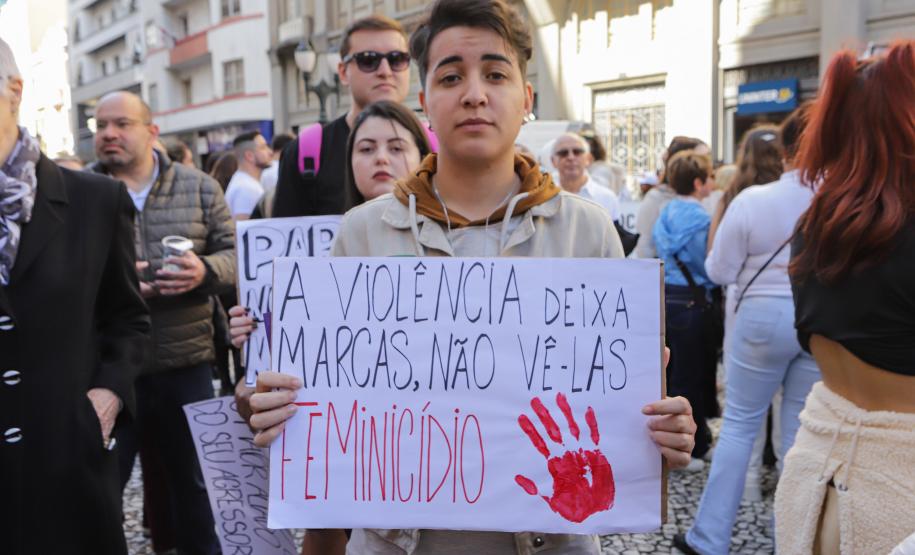 Caminhada reúne milhares de pessoas no Dia Estadual de Combate ao Feminicídio