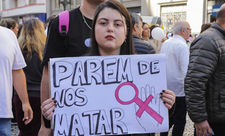 Caminhada reúne milhares de pessoas no Dia Estadual de Combate ao Feminicídio