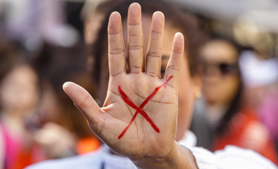 Caminhada reúne milhares de pessoas no Dia Estadual de Combate ao Feminicídio