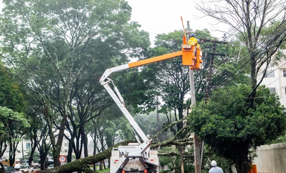 Centenas de profissionais da Copel trabalham para restabelecer energia no Paraná