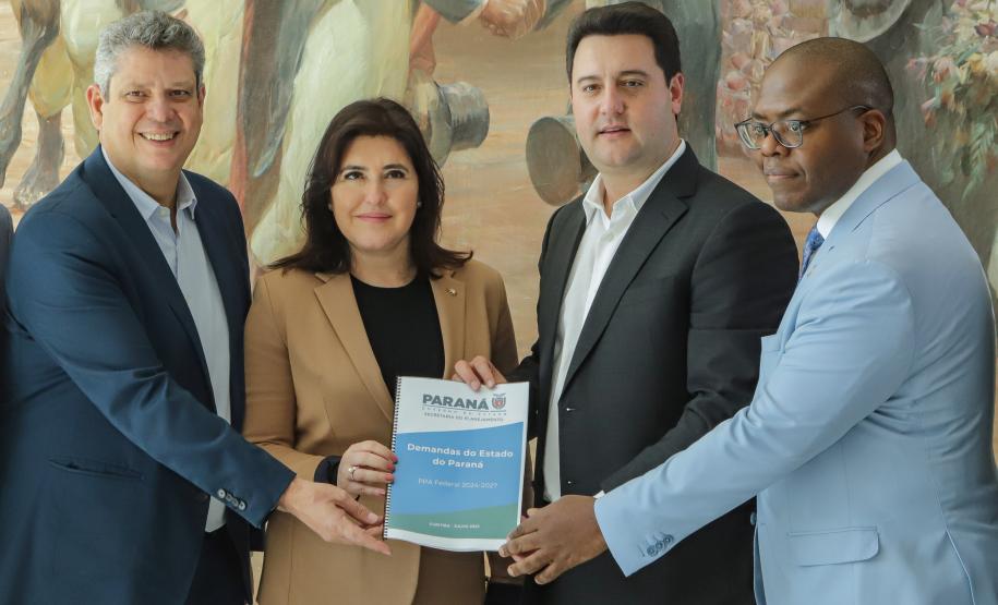 Governador entrega à ministra do Planejamento propostas do Paraná para o PPA da União