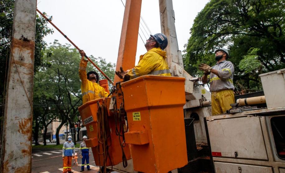 Centenas de profissionais da Copel trabalham para restabelecer energia no Paraná