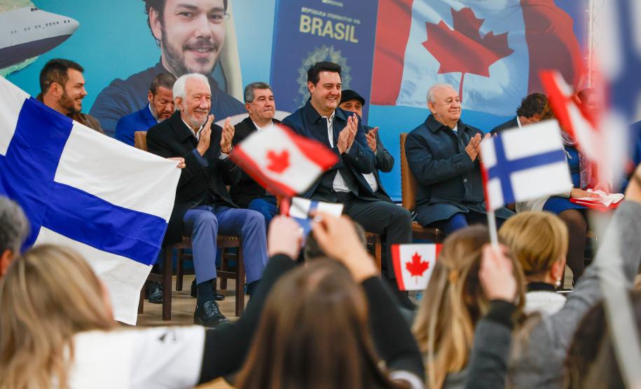99 professores do Paraná vão embarcar em outubro para cursos no Canadá e Finlândia