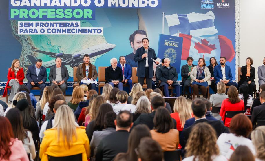 99 professores do Paraná vão embarcar em outubro para cursos no Canadá e Finlândia