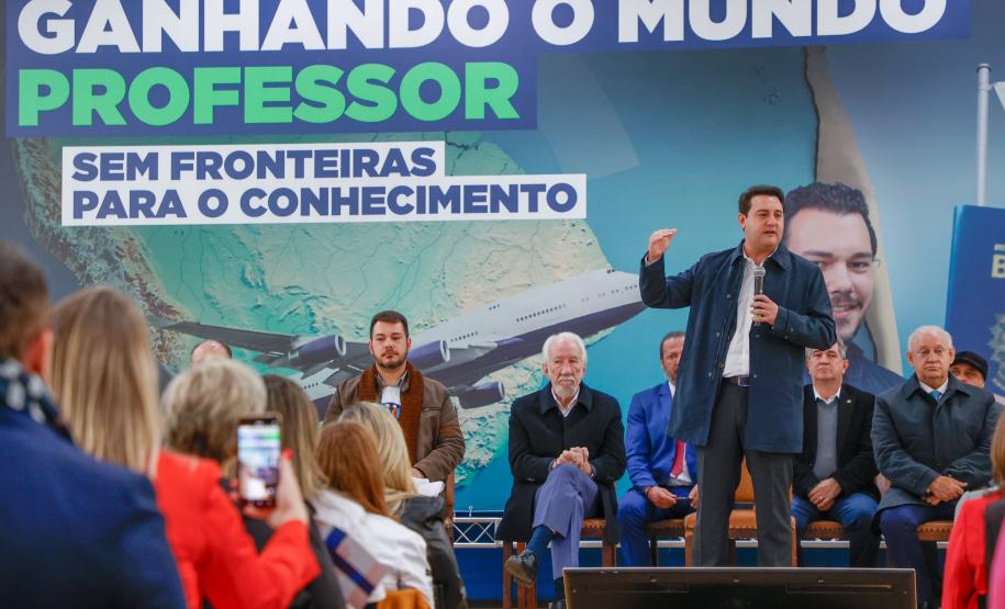 99 professores do Paraná vão embarcar em outubro para cursos no Canadá e Finlândia