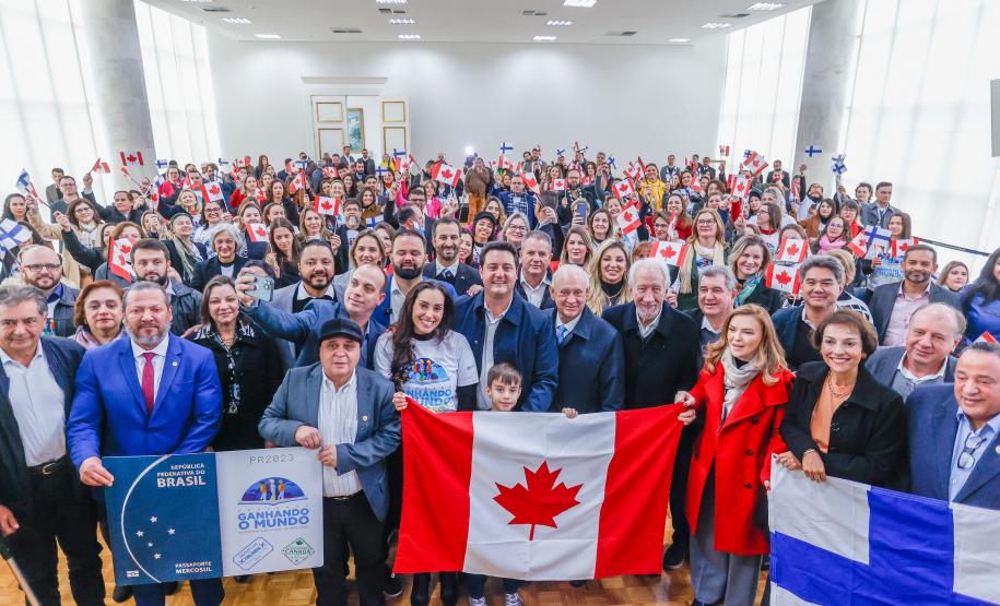 99 professores do Paraná vão embarcar em outubro para cursos no Canadá e Finlândia