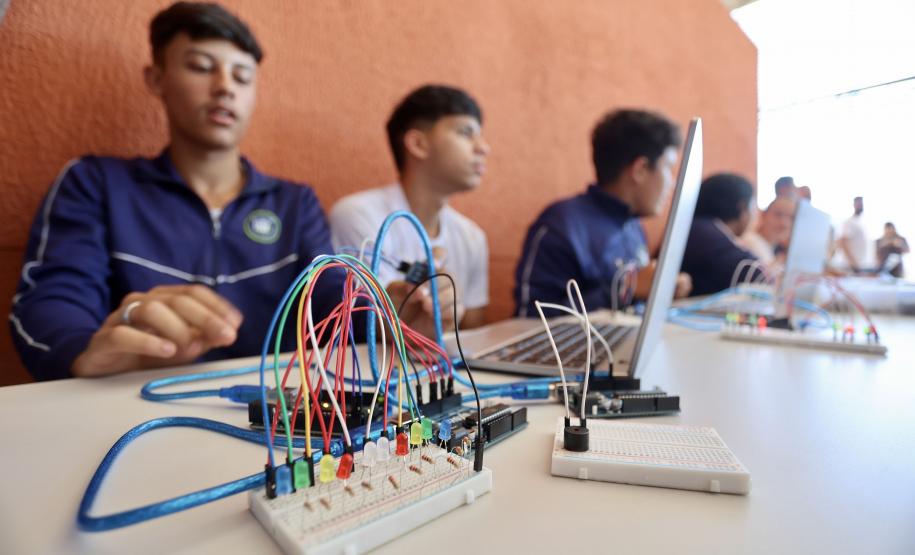 Governo inaugura última escola paralisada pela Operação Quadro Negro, em Campo Largo