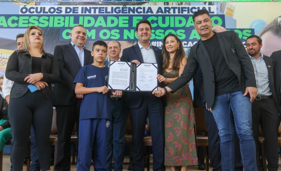 Estado entrega óculos com inteligência artificial para apoiar alunos cegos da rede estadual