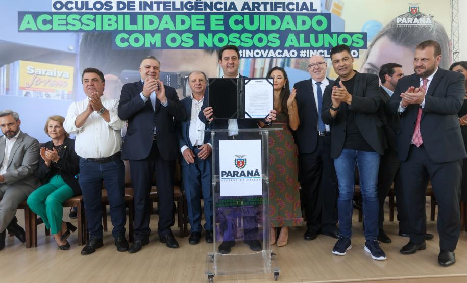 Estado entrega óculos com inteligência artificial para apoiar alunos cegos da rede estadual