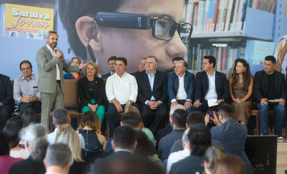 Estado entrega óculos com inteligência artificial para apoiar alunos cegos da rede estadual