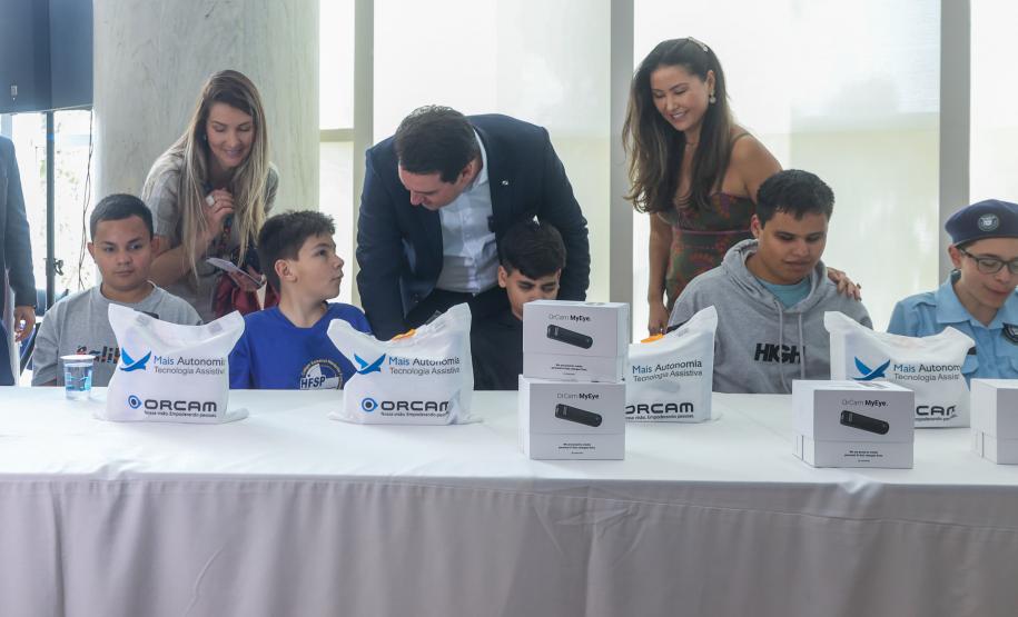 Estado entrega óculos com inteligência artificial para apoiar alunos cegos da rede estadual