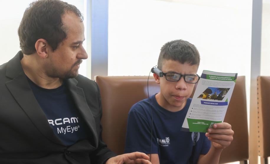 Estado entrega óculos com inteligência artificial para apoiar alunos cegos da rede estadual