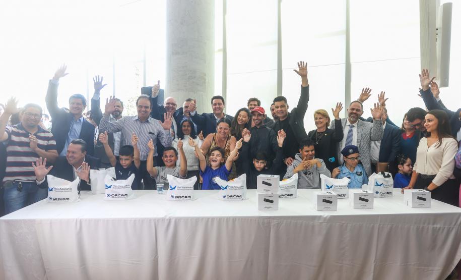 Estado entrega óculos com inteligência artificial para apoiar alunos cegos da rede estadual