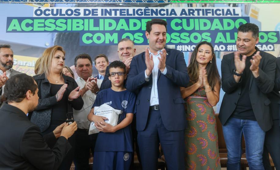 Estado entrega óculos com inteligência artificial para apoiar alunos cegos da rede estadual