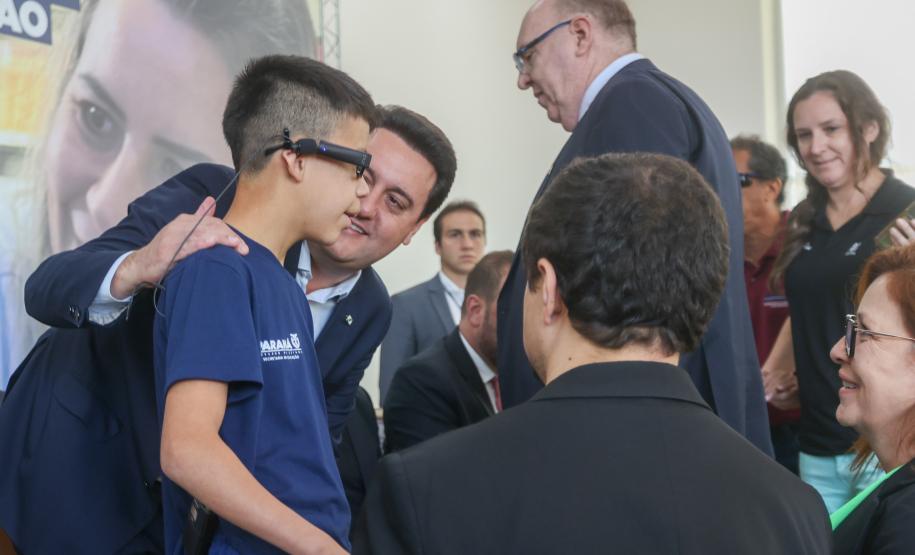 Estado entrega óculos com inteligência artificial para apoiar alunos cegos da rede estadual