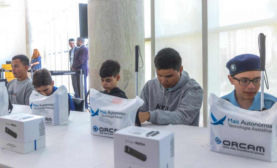 Estado entrega óculos com inteligência artificial para apoiar alunos cegos da rede estadual