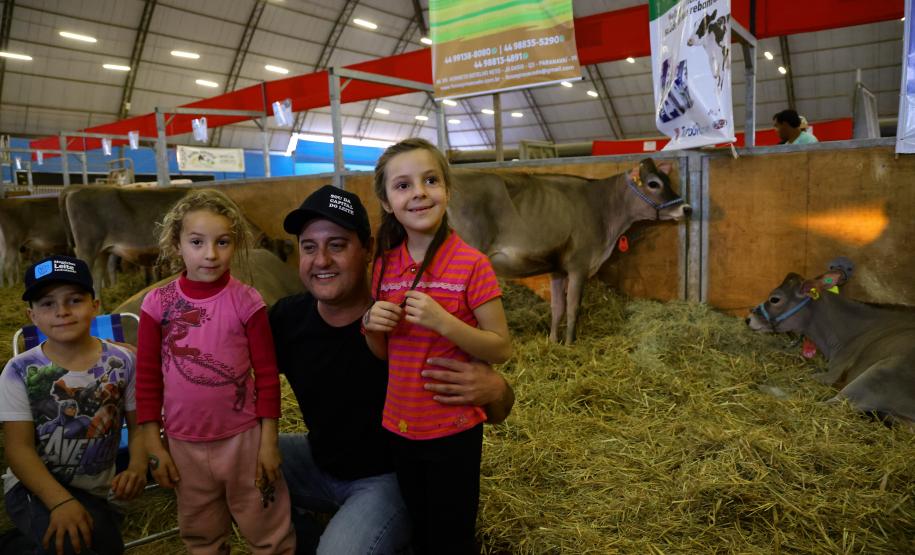 Governador visita a Agroleite e anuncia investimento de R$ 19 milhões para Castro