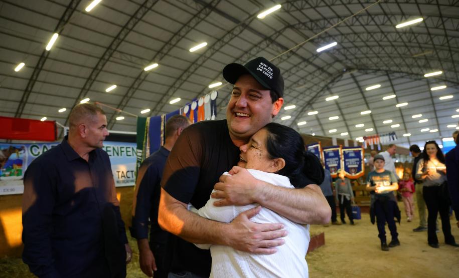 Governador visita a Agroleite e anuncia investimento de R$ 19 milhões para Castro