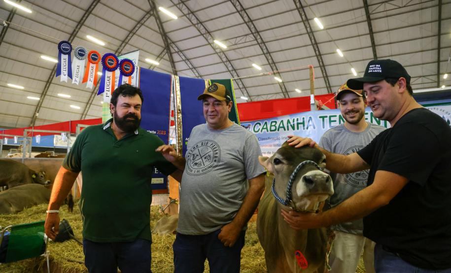 Governador visita a Agroleite e anuncia investimento de R$ 19 milhões para Castro