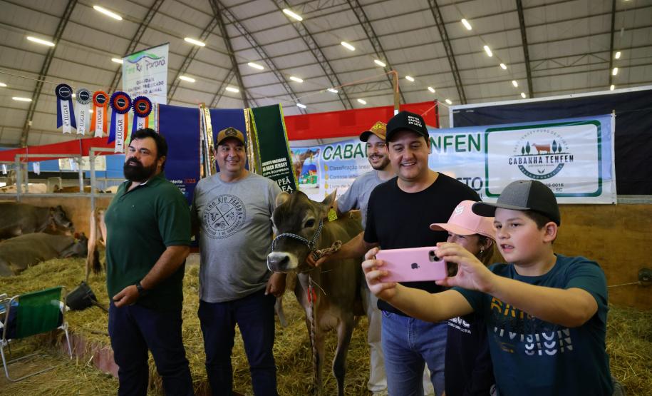 Governador visita a Agroleite e anuncia investimento de R$ 19 milhões para Castro
