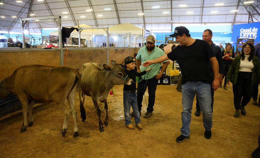 Governador visita a Agroleite e anuncia investimento de R$ 19 milhões para Castro
