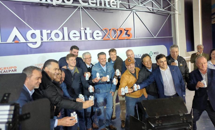 Ministro da Agricultura anuncia compra de leite de cooperativas em visita a Castro