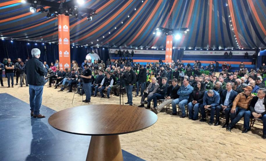 Ministro da Agricultura anuncia compra de leite de cooperativas em visita a Castro