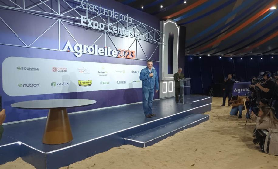 Ministro da Agricultura anuncia compra de leite de cooperativas em visita a Castro