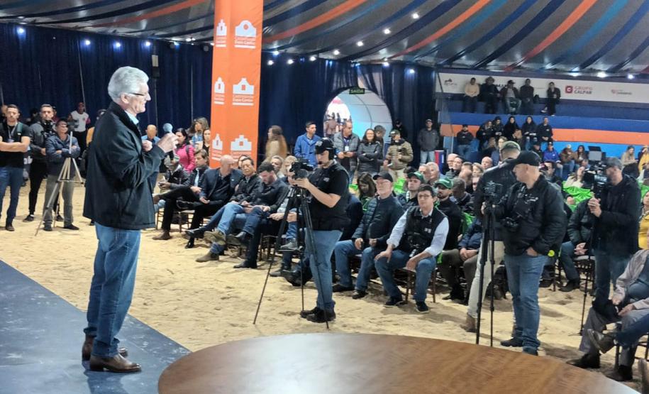 Ministro da Agricultura anuncia compra de leite de cooperativas em visita a Castro