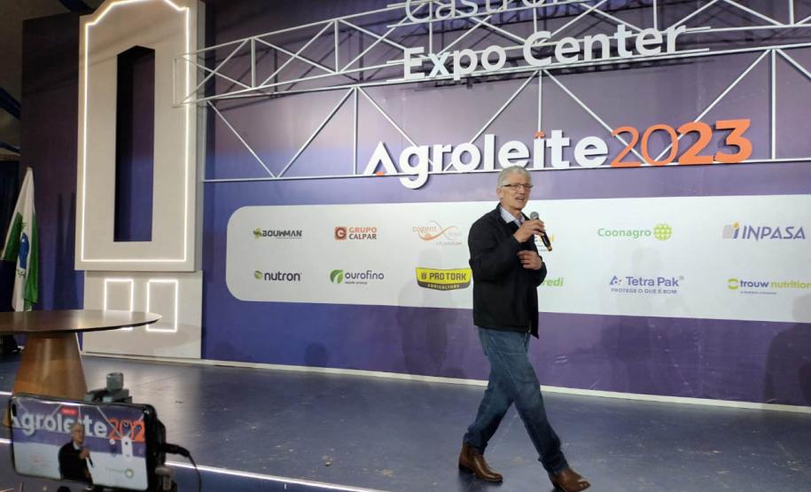 Ministro da Agricultura anuncia compra de leite de cooperativas em visita a Castro