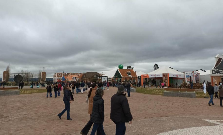 Ministro da Agricultura anuncia compra de leite de cooperativas em visita a Castro