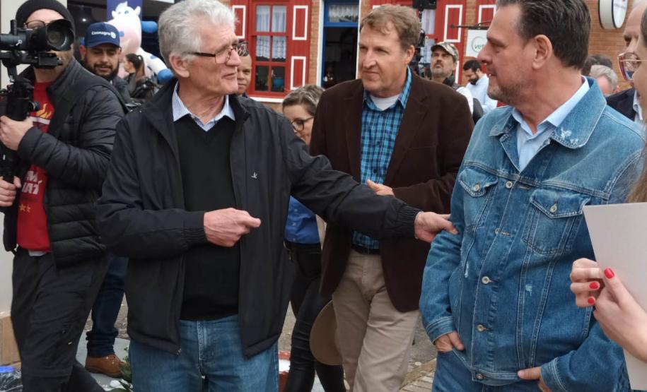 Ministro da Agricultura anuncia compra de leite de cooperativas em visita a Castro