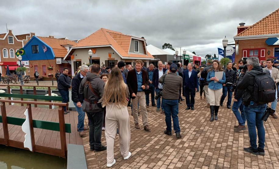 Ministro da Agricultura anuncia compra de leite de cooperativas em visita a Castro