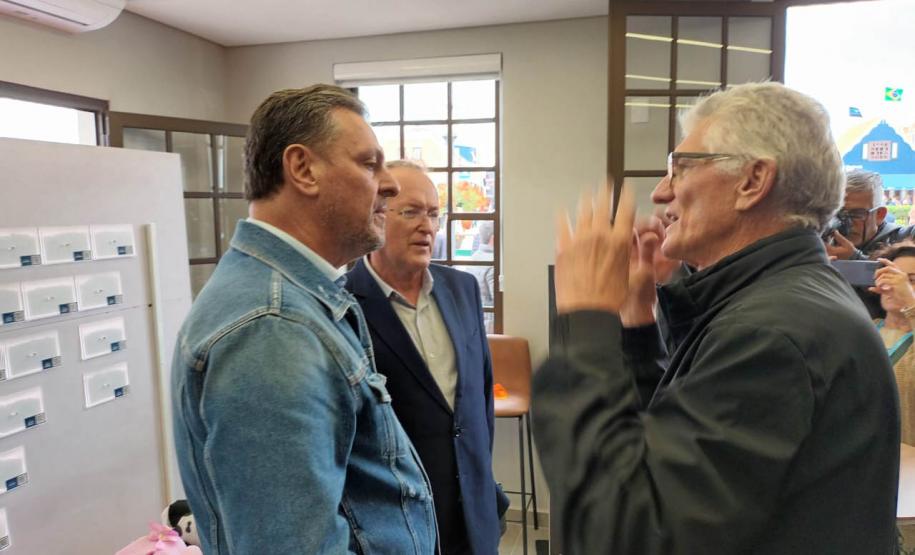 Ministro da Agricultura anuncia compra de leite de cooperativas em visita a Castro